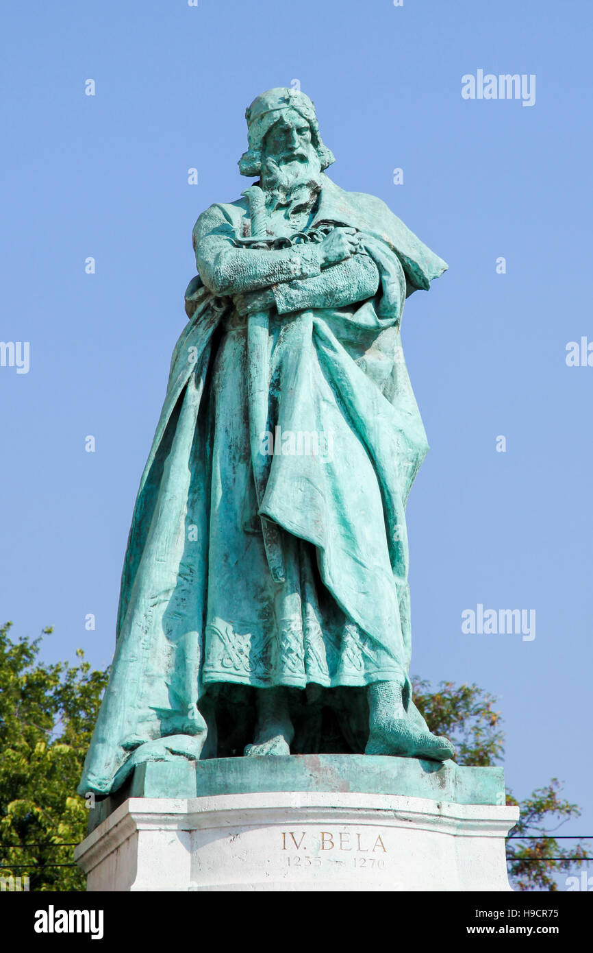 Statue von König Bela IV. (1206-1270), König von Ungarn und Kroatien zwischen 1235 und 1270, in Heldenplatz oder Hosok Tere in Budapest, Ungarn. Stockfoto