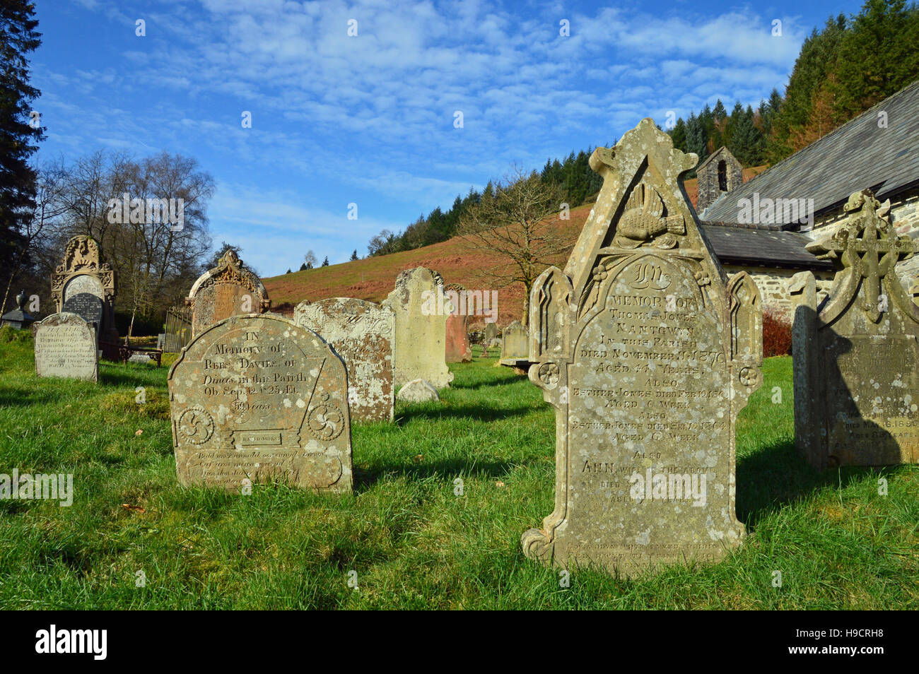 Grabsteine auf dem Friedhof bei St. Davids Kirche, Llanwrtyd Wells, Powys, Wales Stockfoto