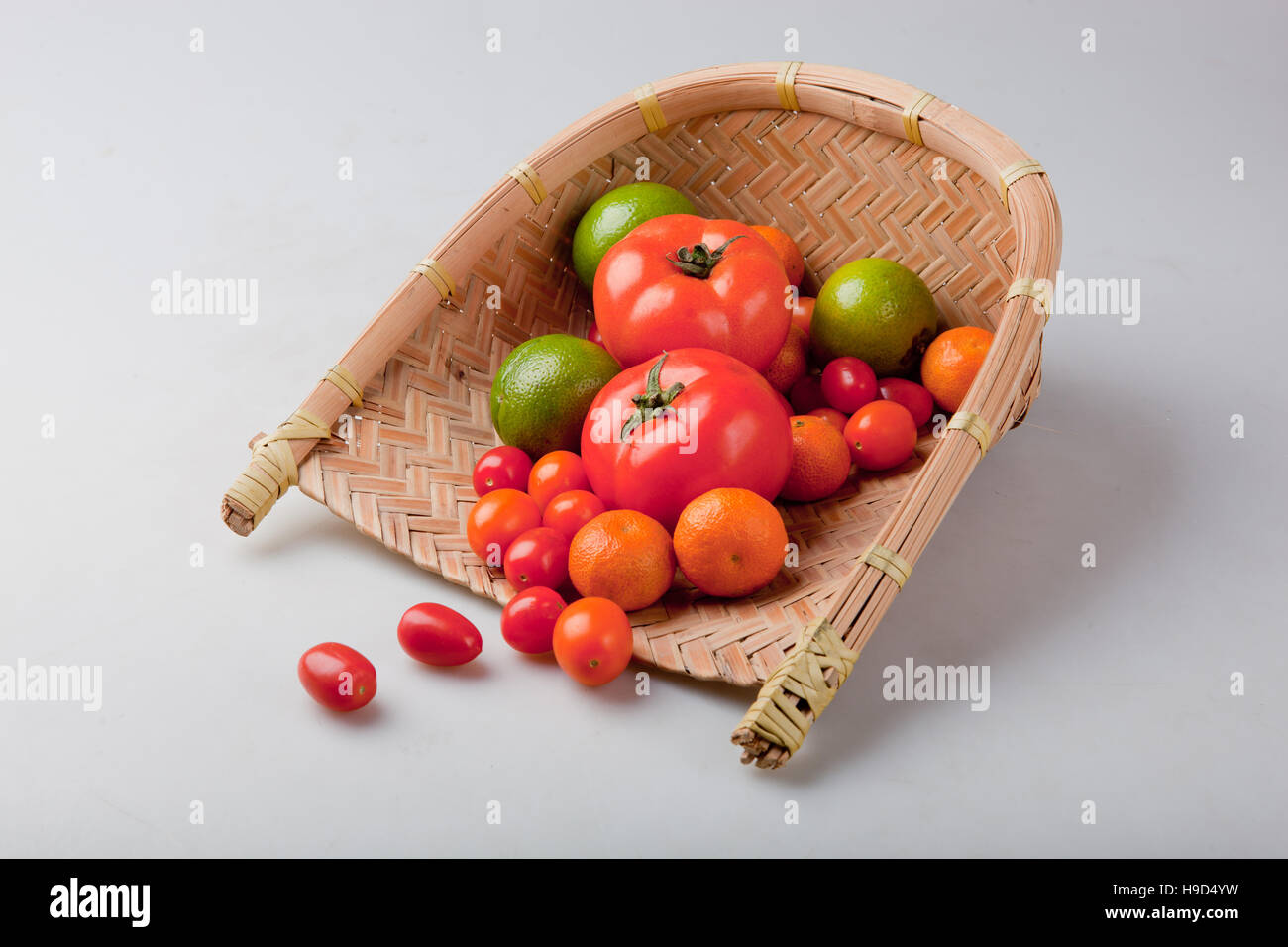 Auswahl an exotischen Früchten im Korb, isoliert auf weiss Stockfoto