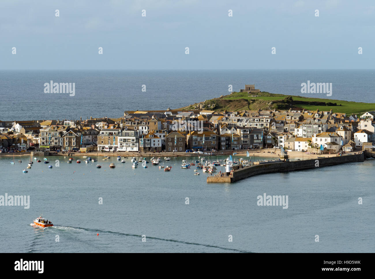 Hafen von St. Ives im Herbst an den hohen Gezeiten, Cornwall England UK. Stockfoto