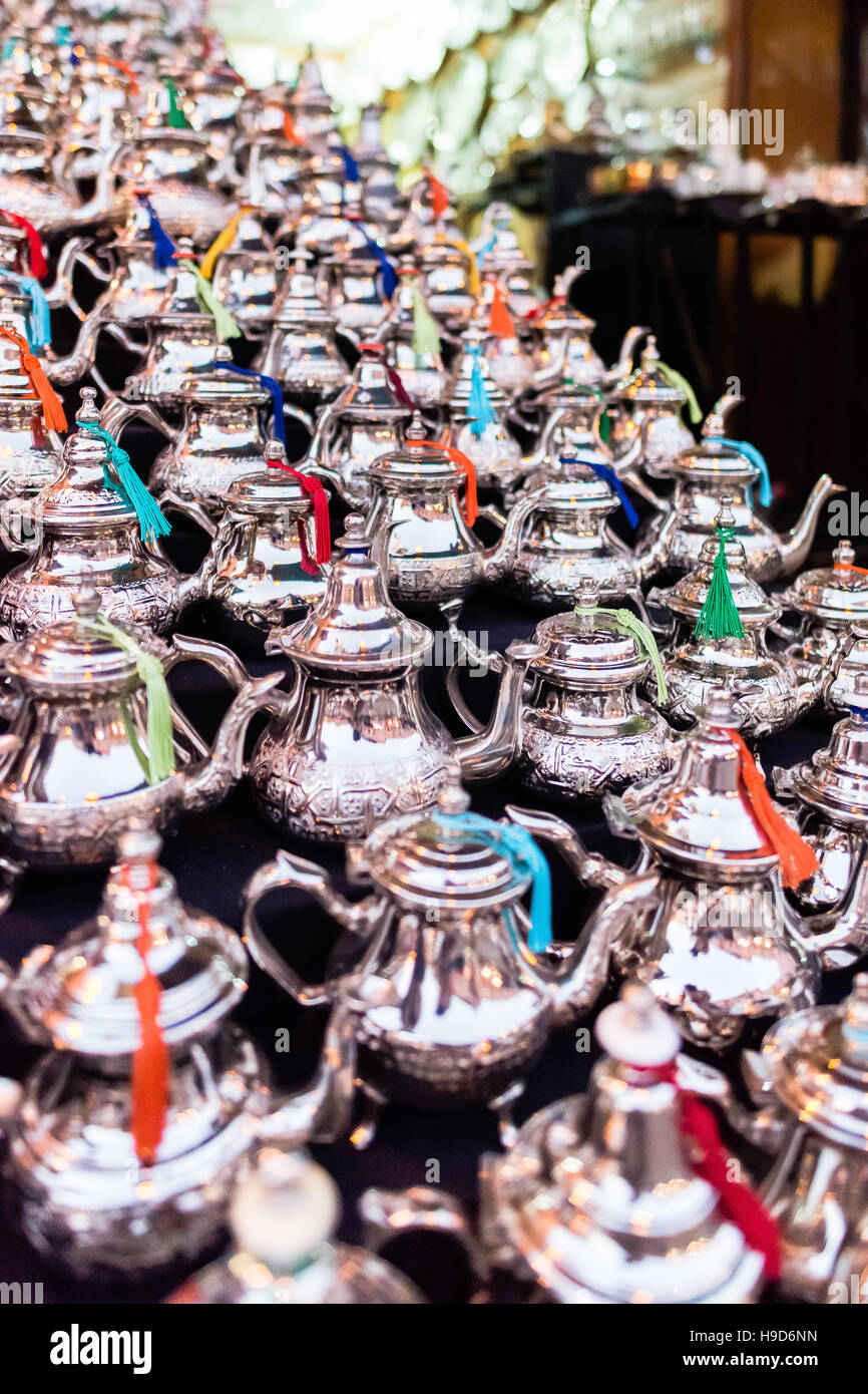 Traditionelle marokkanische Silber Teekannen zum Verkauf an einem Stall in Marrakesch souk Stockfoto