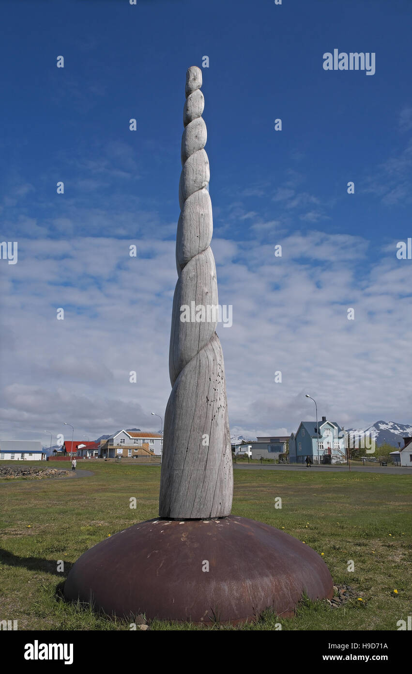 Holzskulptur eines Narwales oder Narwal (Monodon Monoceros) Tusk, Hofn, Süd-Ost-Island. Stockfoto