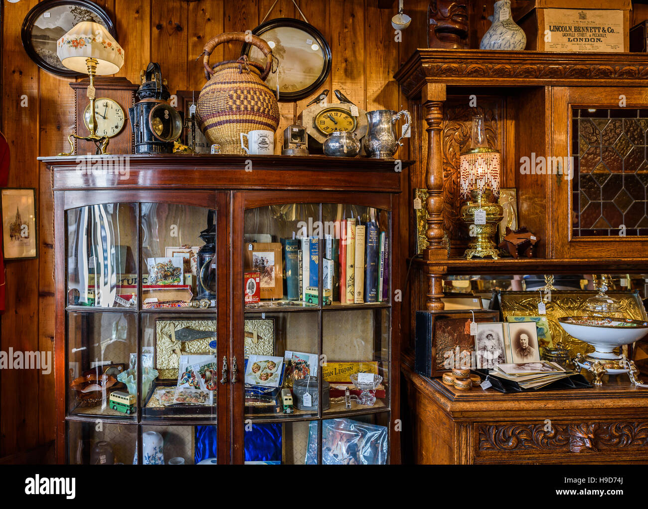 Antiquitäten-Shop-Interieur. Die Vintage-Laden verkauft verschiedene ... Antiquitäten-Shop-Interieur. Die Vintage-Laden verkauft verschiedene ...
