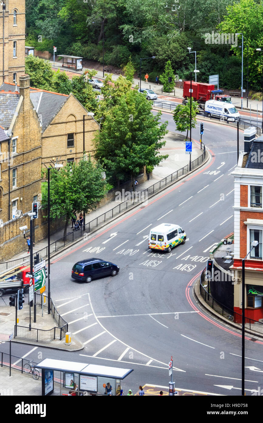 Blick vom Hügel Haus der Torbogen Kreiselbrecher, nördlich von London, UK, vor der Sanierung als Zwei-wege-System Stockfoto