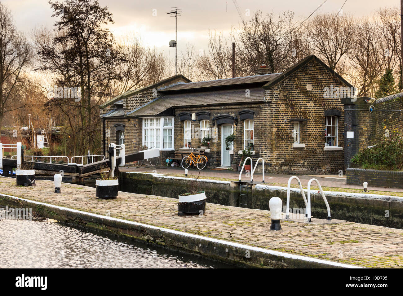 Blick auf St. Pancras Sperren im Winter, der Regent's Canal, London, UK, 2012 Stockfoto