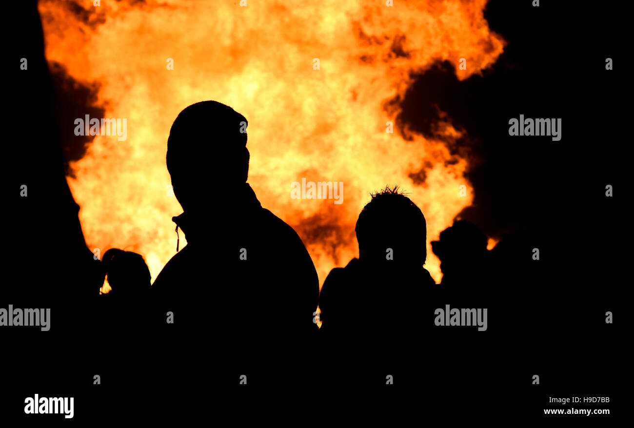 Allgemeine öffentliche Silhouette gegen den brennenden Lagerfeuer an Penkridge Scouts Lagerfeuer, Staffordshire, England, Vereinigtes Königreich, 2016. Stockfoto