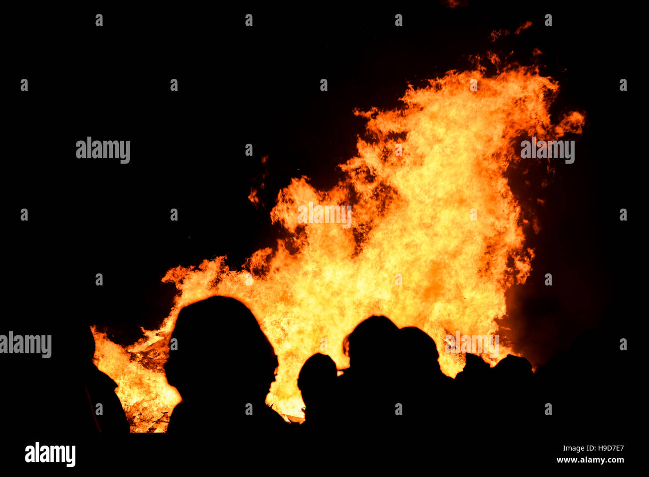 Allgemeine öffentliche Silhouette gegen den brennenden Lagerfeuer an Penkridge Scouts Lagerfeuer, Staffordshire, England, Vereinigtes Königreich, 2016. Stockfoto