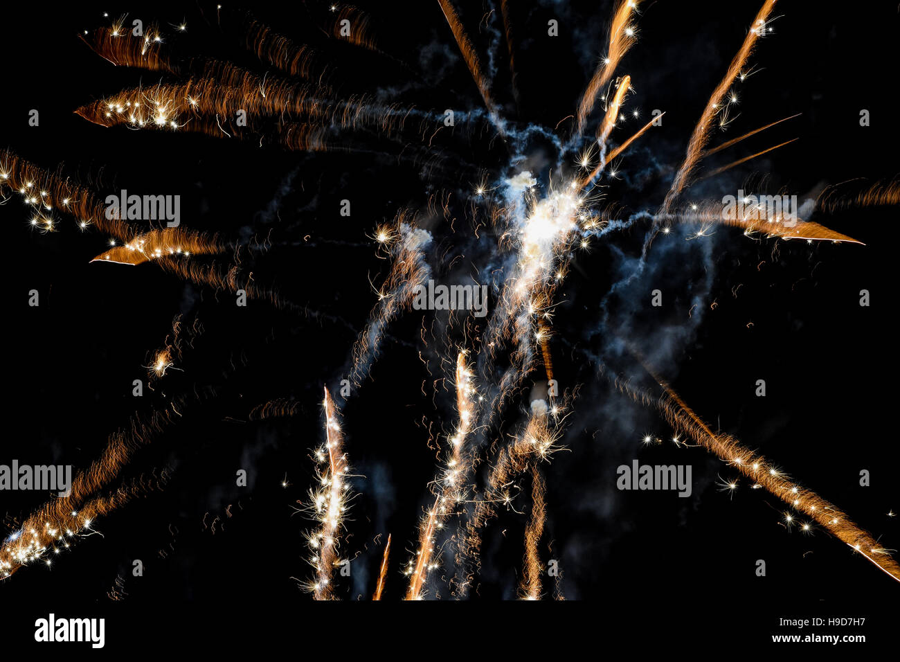 Penkridge Pfadfinder-Lagerfeuer-Display, 5. November 2016. Feuerwerk am Himmel explodieren, während der jährlichen Lagerfeuer & Feuerwerk Stockfoto