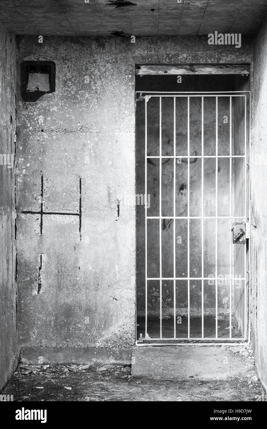 Schwarz-weiß-Bild der Eingang zu einem stillgelegten Zweiten Weltkrieg Radarstation Bunker in der Nähe von Ringstead, Dorset, England, Großbritannien Stockfoto