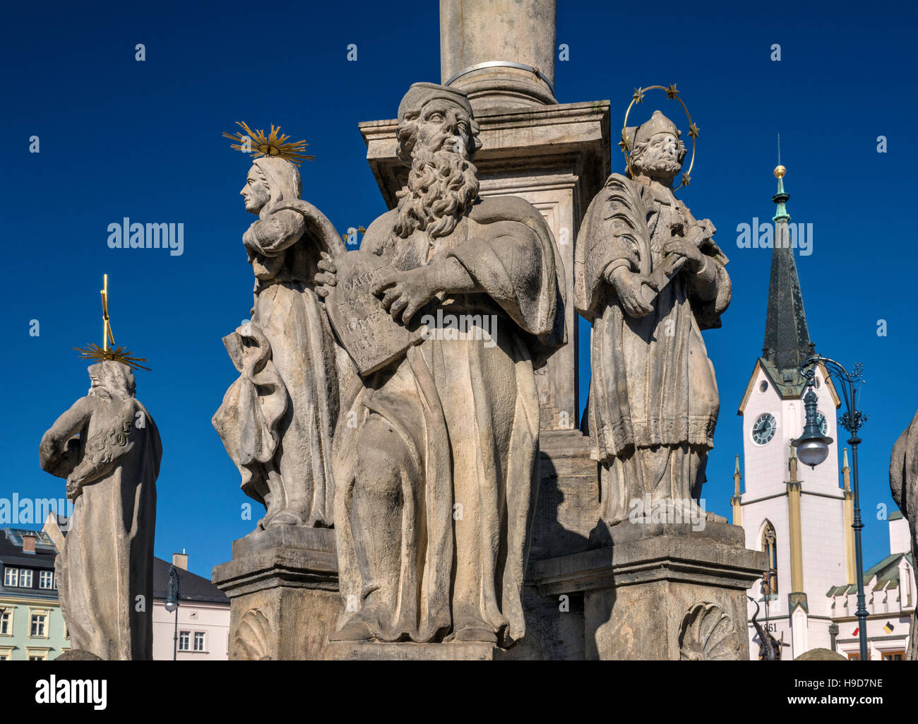 Heiligenstatuen an der Säule der Heiligen Dreifaltigkeit (Pestsäule, 1704), barocker Stil, auf Krakonosovo namesti in Trutnov, Böhmen, Tschechische Republik Stockfoto