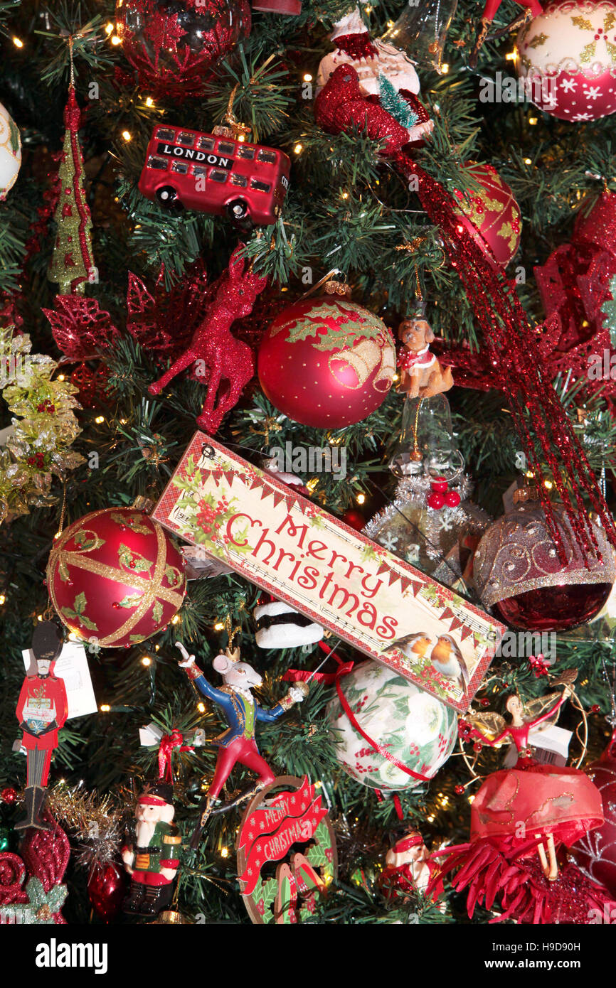 Weihnachtsbaumschmuck England Nahaufnahme der Kugeln und „Merry Christmas“-Schild. Stockfoto