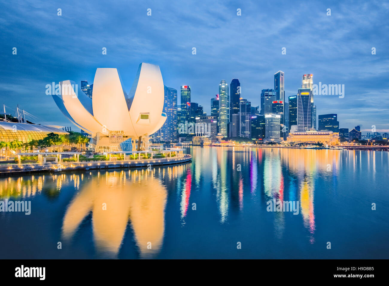 Nachtansicht des Marina Bay in Singapur. Stockfoto