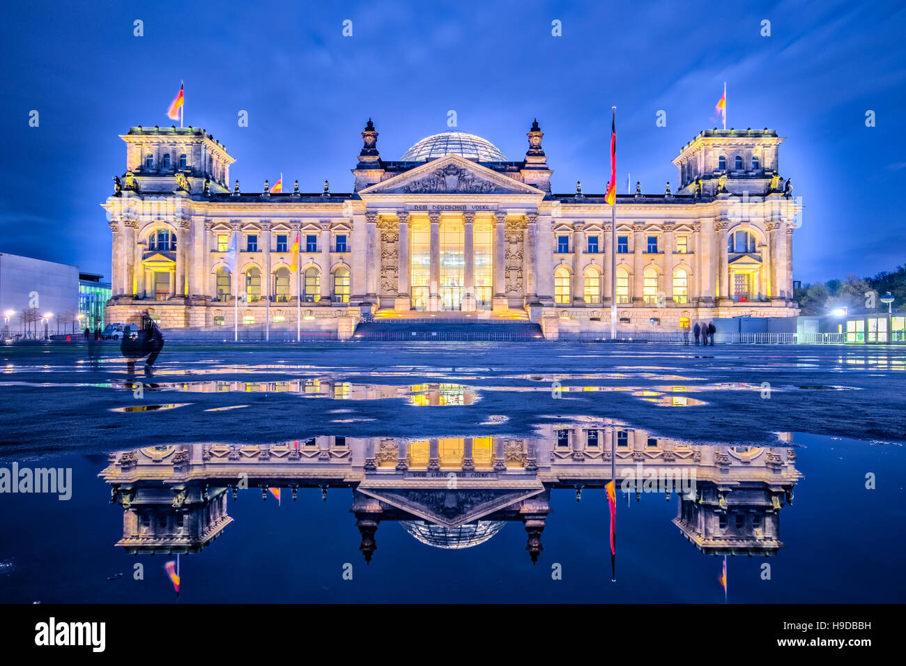 Übernachtung in Berlin, das Reichstagsgebäude oder Deutscher Bundestag in Berlin, Deutschland. Stockfoto