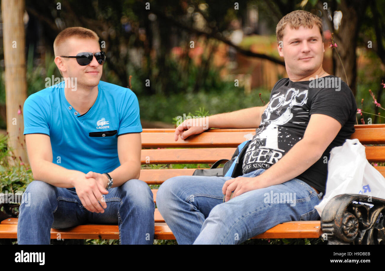 Russische Männer sitzen auf einer Bank, Gorki Park, Moskau Stockfoto