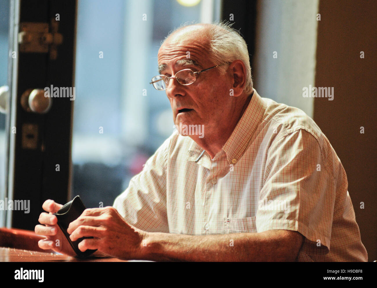 Älterer Mann allein in einem Café. Bar El Cairo, Rosario, Argentinien Stockfoto