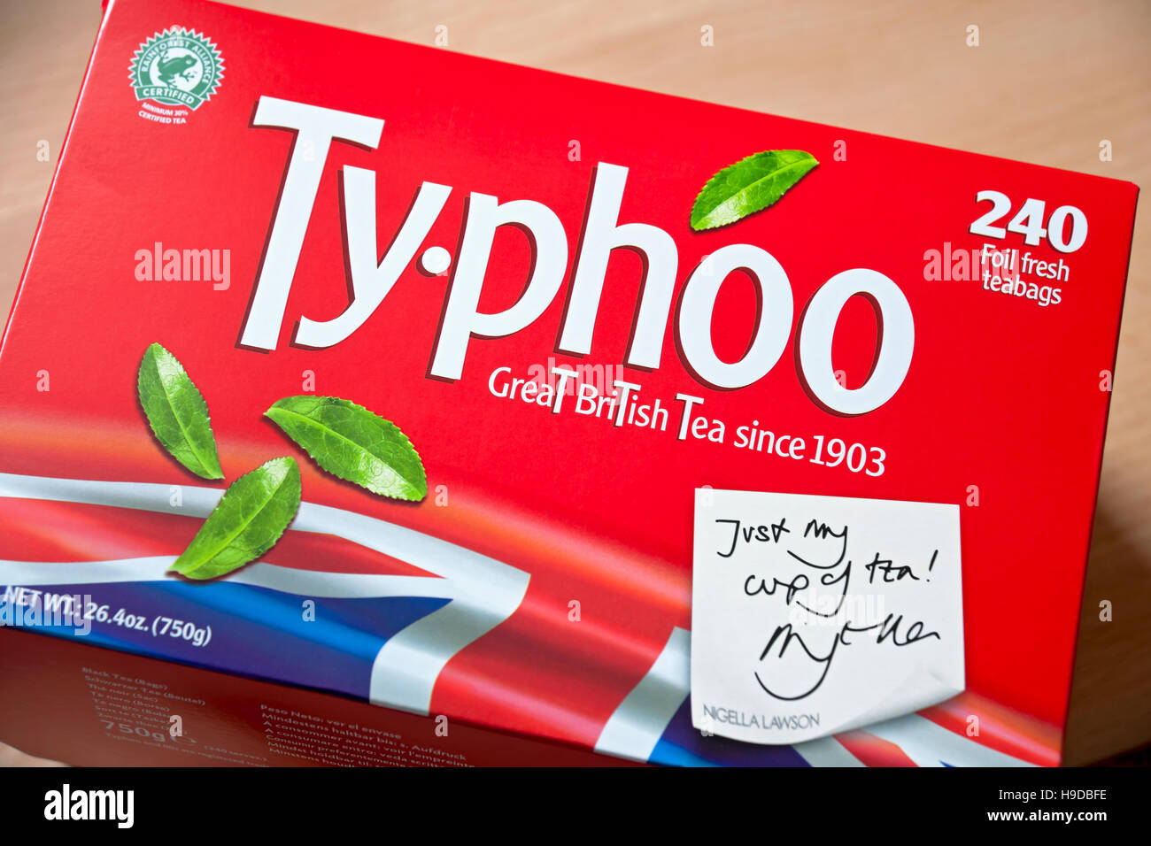 Nahaufnahme von Box mit Typhoo Teebeuteln Großbritannien Großbritannien Großbritannien Großbritannien Großbritannien Großbritannien Großbritannien Großbritannien Großbritannien Großbritannien Stockfoto