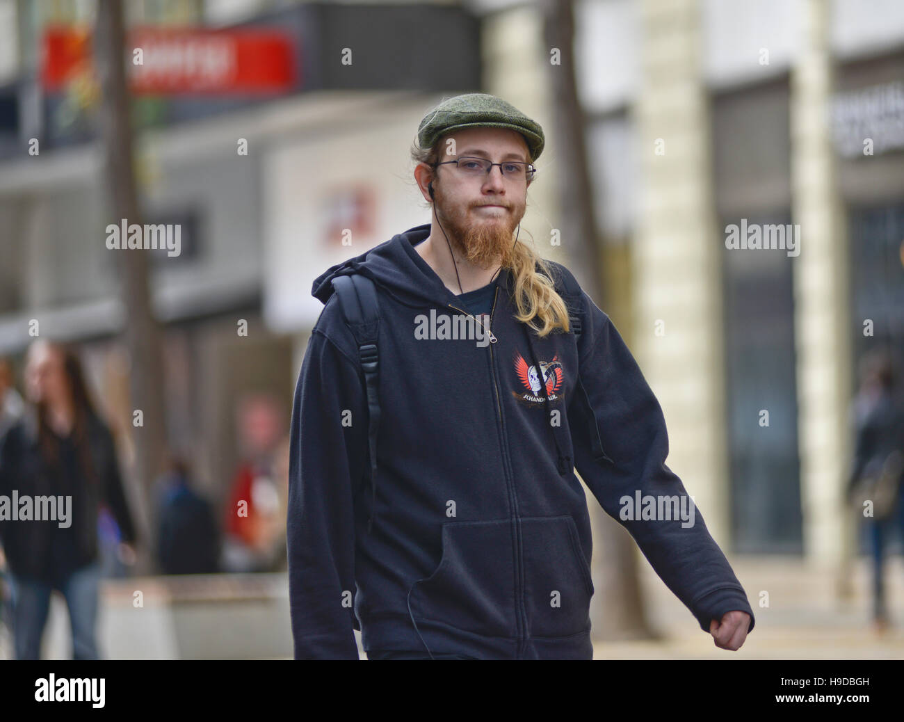 Blonde Mann mit Bart und Hut auf der Straße. Wien, Österreich Stockfoto