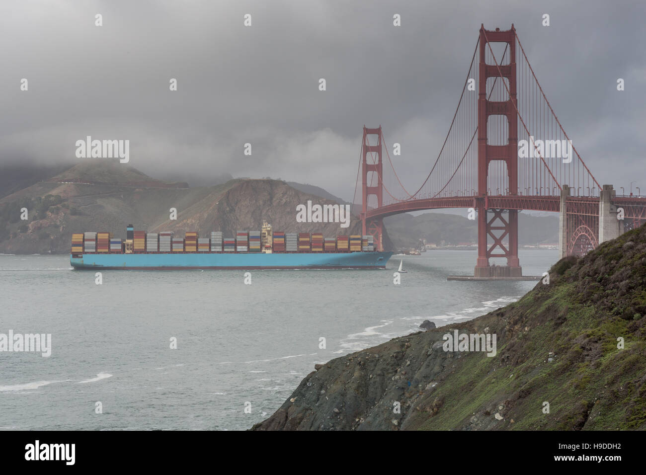 Fracht schiff Überqueren Sie die Golden Gate Bridge bei Sturm. Stockfoto