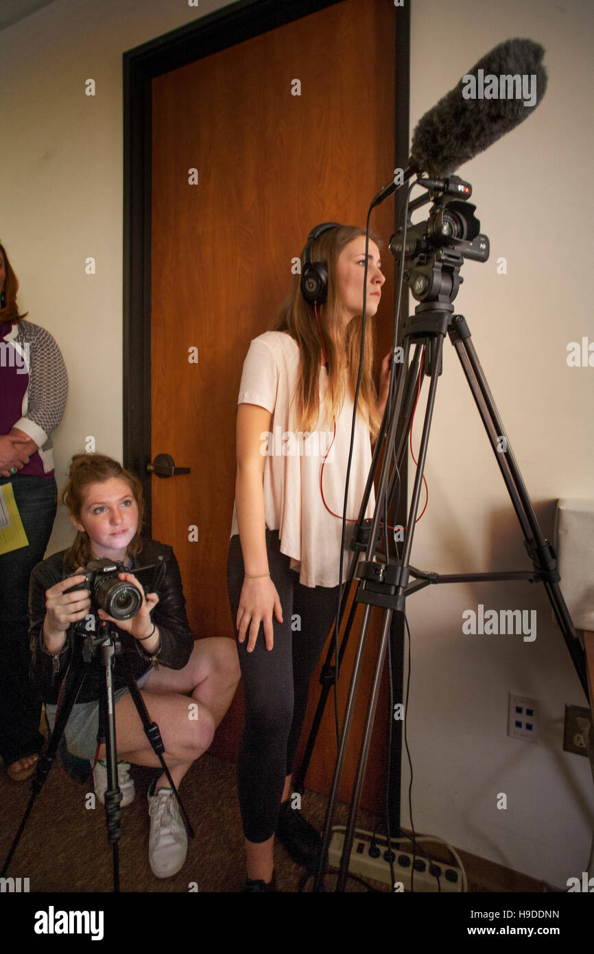 Mit Hilfe einer digitalen Fotokamera und eine Video-Kamera, zwei San Clemente, CA, dokumentieren High-School-Mädchen ein Schulbezirk Ereignis als Bestandteil ihrer Kommunikation Cirriculum. Stockfoto