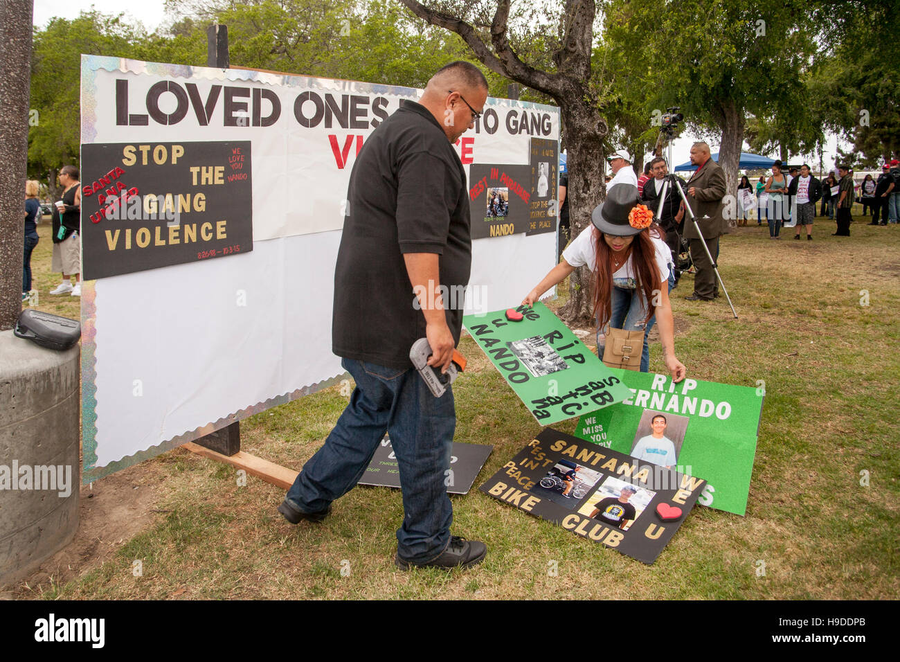 Lokalen Hispanics organisieren eine Ausstellung von Zeichen mit Denkmal Fotos der Bande Gewalt Opfer bei einer Kundgebung Santa Ana, CA, Stadtpark gegen Gewalt auf der Straße in der Gemeinschaft. Stockfoto