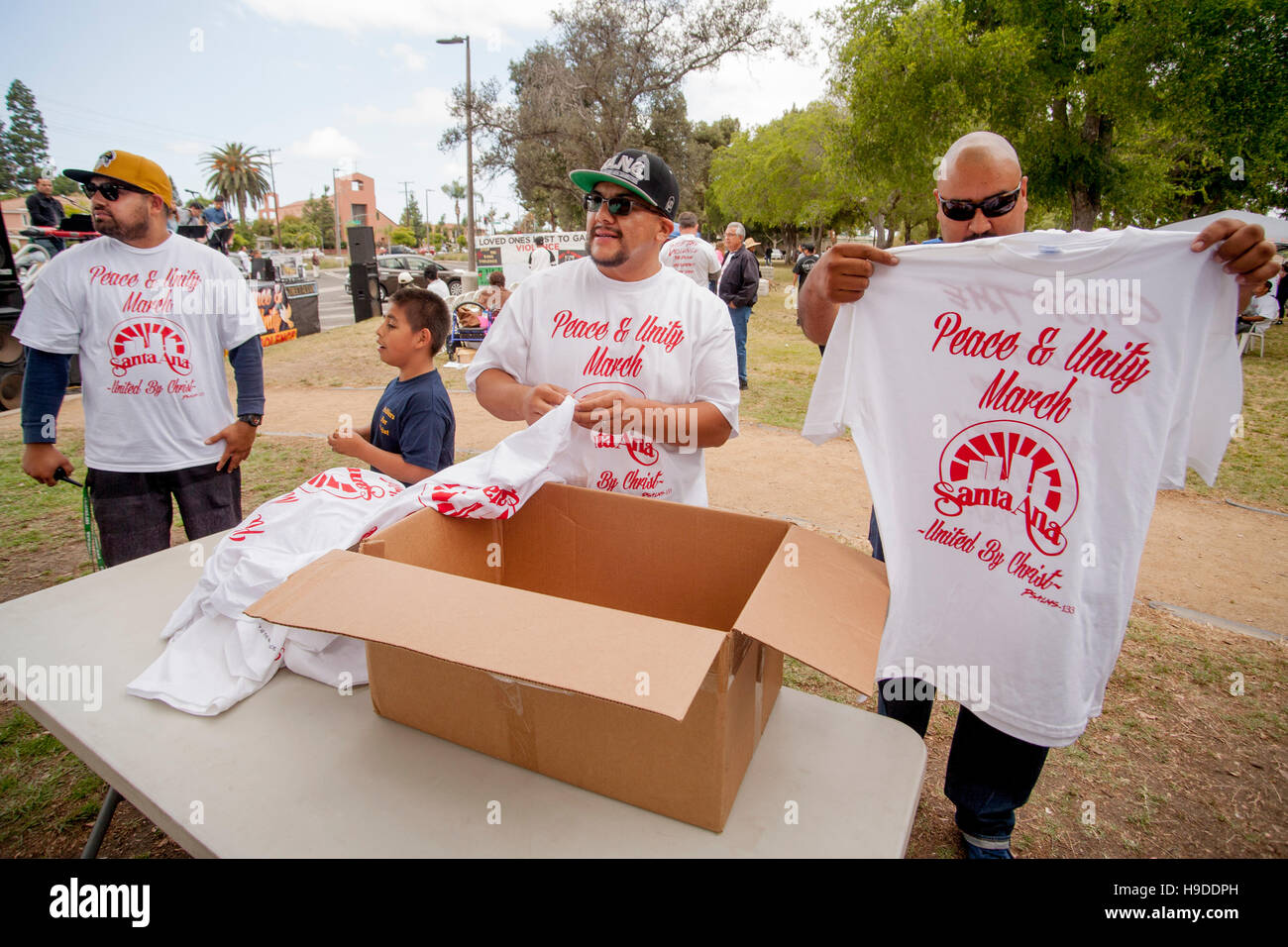 T-Shirts mit einem Logo zum Gedenken an einer Demonstration gegen Bandenkriminalität sind in Santa Ana, CA, Stadtpark zum Verkauf angeboten. Stockfoto