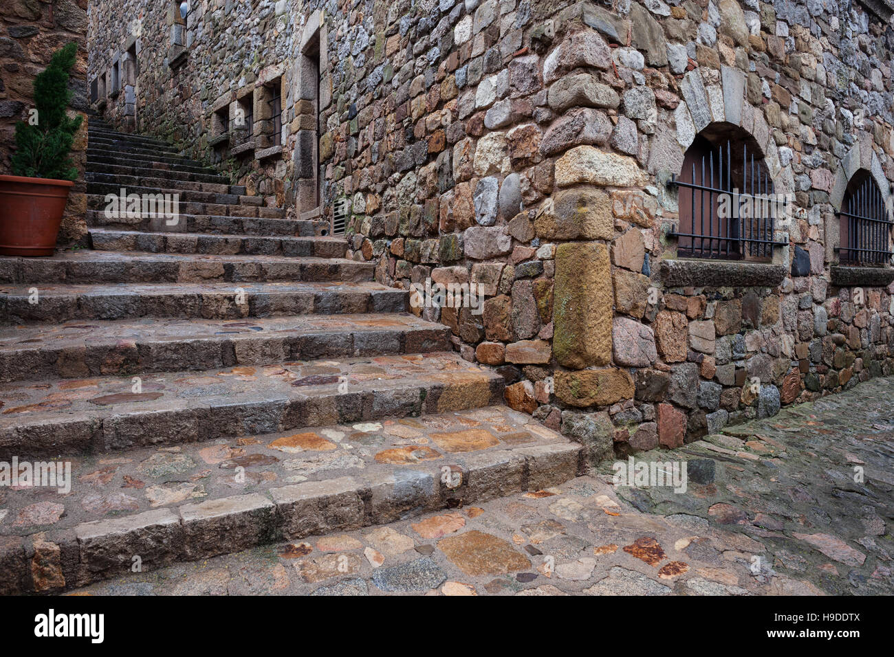 Spanien, Katalonien, Tossa de Mar, mittelalterliche Altstadt (Vila Vella), Treppen und Ecke eines Steinhauses Stockfoto