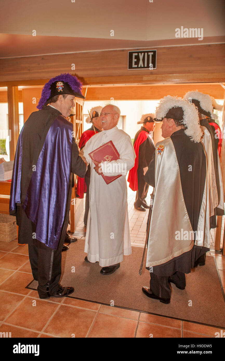 Tragen eine Bibel, ist ein Besuch Bischof von aufwändig kostümierte Mitglieder von den Knights Of Columbus St. Timothy katholische Kirche, Laguna Niguel, CA begrüßt. Stockfoto