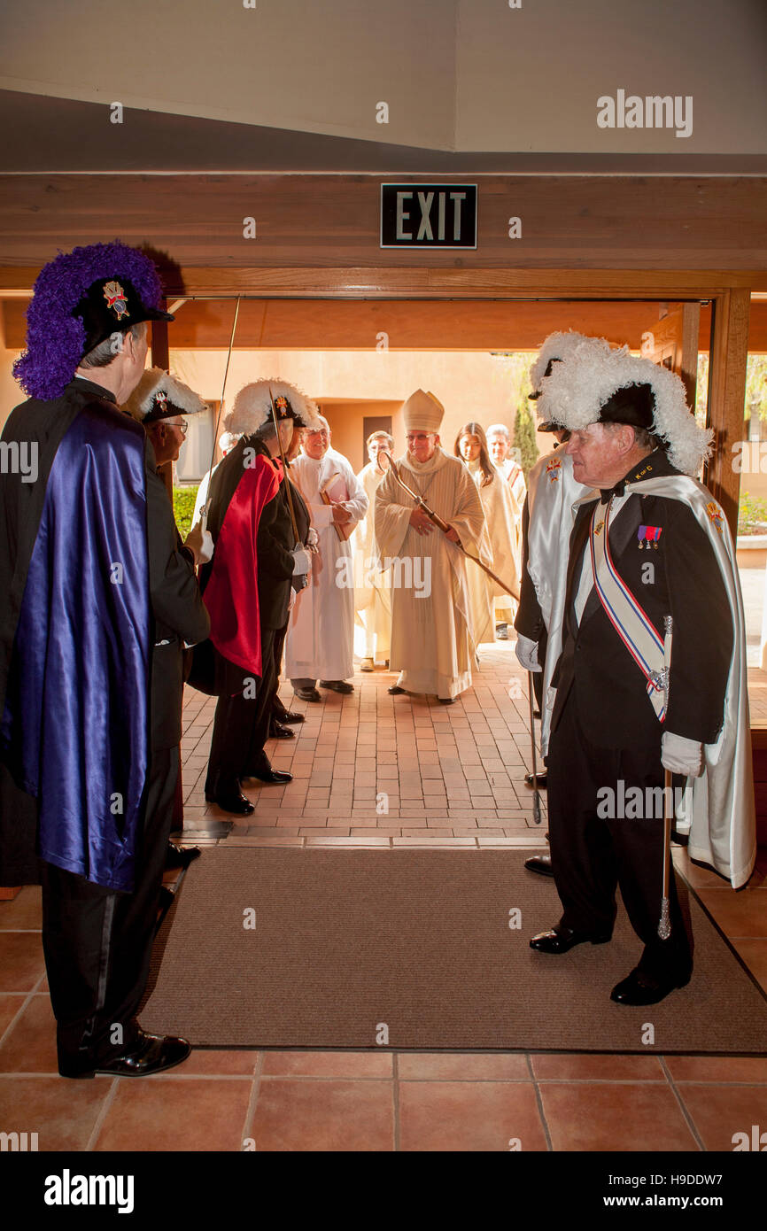 Besuch Bischof wird von aufwändig kostümierte Mitglieder von den Knights Of Columbus St. Timothy katholische Kirche, Laguna Niguel, CA begrüßt. Stockfoto