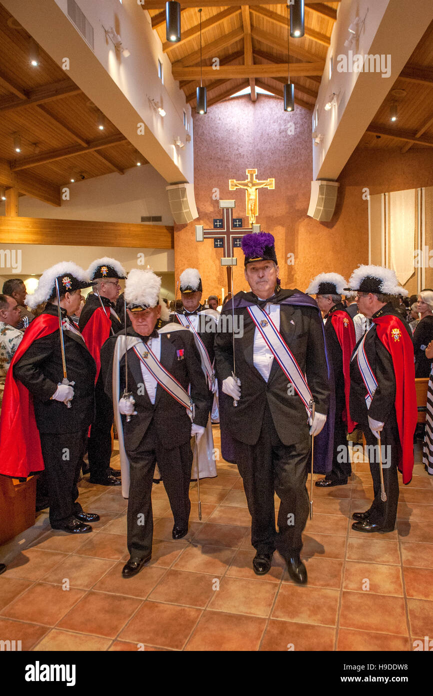 Aufwändig kostümierte Mitglieder der Knights Of Columbus März in einer feierlichen Prozession in St. Timothy katholische Kirche, Laguna Niguel, CA. Stockfoto