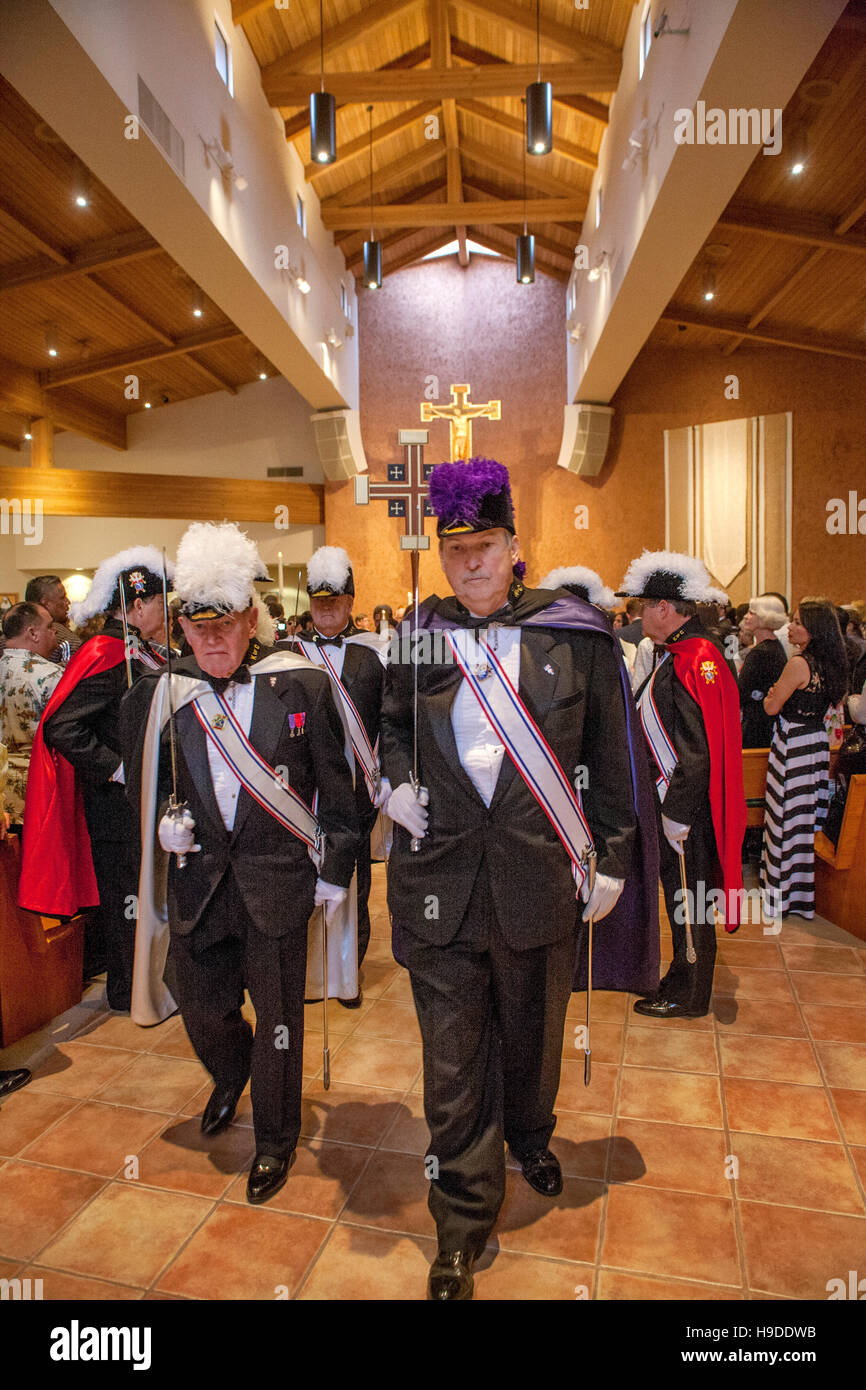 Aufwändig kostümierte Mitglieder der Knights Of Columbus März in einer feierlichen Prozession in St. Timothy katholische Kirche, Laguna Niguel, CA. Stockfoto