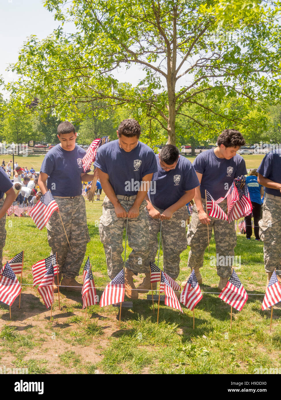 Militärische Tarnung tragen, arbeiten Hispanic ein High School Junior Reserve Officers Training Corps (ROTC) Programm auf eine Darstellung der amerikanischen Flagge auf Boston Common, Massachusetts bekämpfen Todesfälle für Memorial Day Gedenktage zu Ehren. Stockfoto