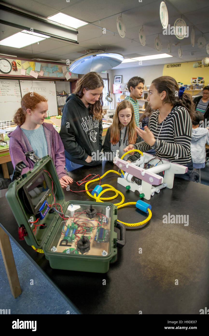 Mission Viejo, Kalifornien, Schüler der 8. Klasse zusammentun, um eine elektronisch gesteuerte Tauchpumpe Fahrzeug im STEM (Wissenschaft, Technik und Mathematik) Klasse Science Lab zu entwerfen. Hinweis Kabel und Steuerkasten. Stockfoto