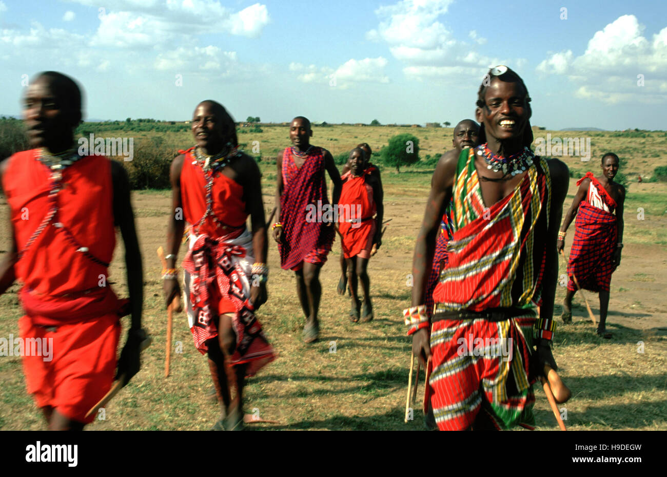 Halb-nomadischen Massai in Masai Mara National Reserve Kenia Afrika gelegen. Die Massai Leben in Dörfern bestehend aus Runde Hütten aus Lehm und stra Stockfoto