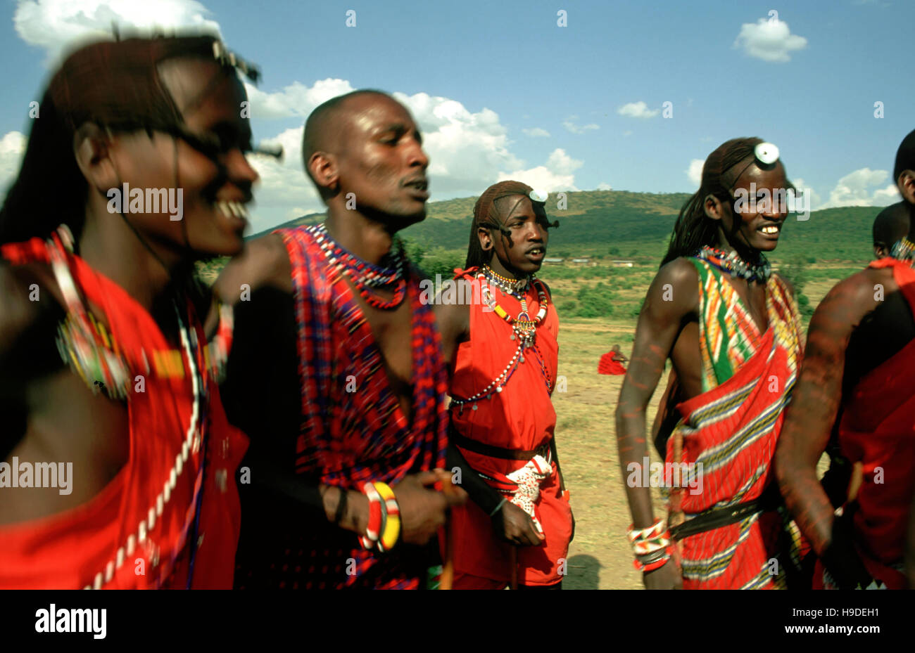 Halb-nomadischen Massai in Masai Mara National Reserve Kenia Afrika gelegen. Die Massai Leben in Dörfern bestehend aus Runde Hütten aus Lehm und stra Stockfoto