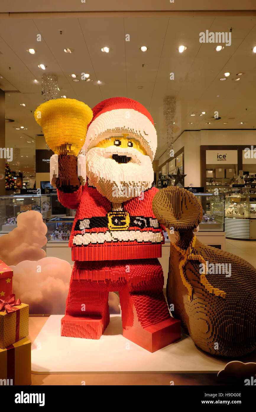 Vertikale Ansicht der Lego-Anzeige im Schaufenster Weihnachtsmann,  Weihnachtsmann, Nikolaus mit Spielzeugsack Berlin Deutschland Europa Kathy  DeWitt Stockfotografie - Alamy