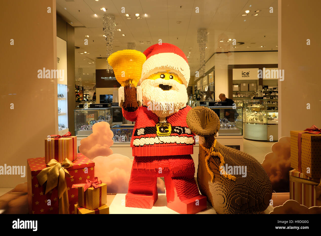 LEGO anzeigen an Weihnachten in Schaufenster Santa Claus, Weihnachtsmann,  Nikolaus Berlin, Deutschland, Europa KATHY DEWITT Stockfotografie - Alamy