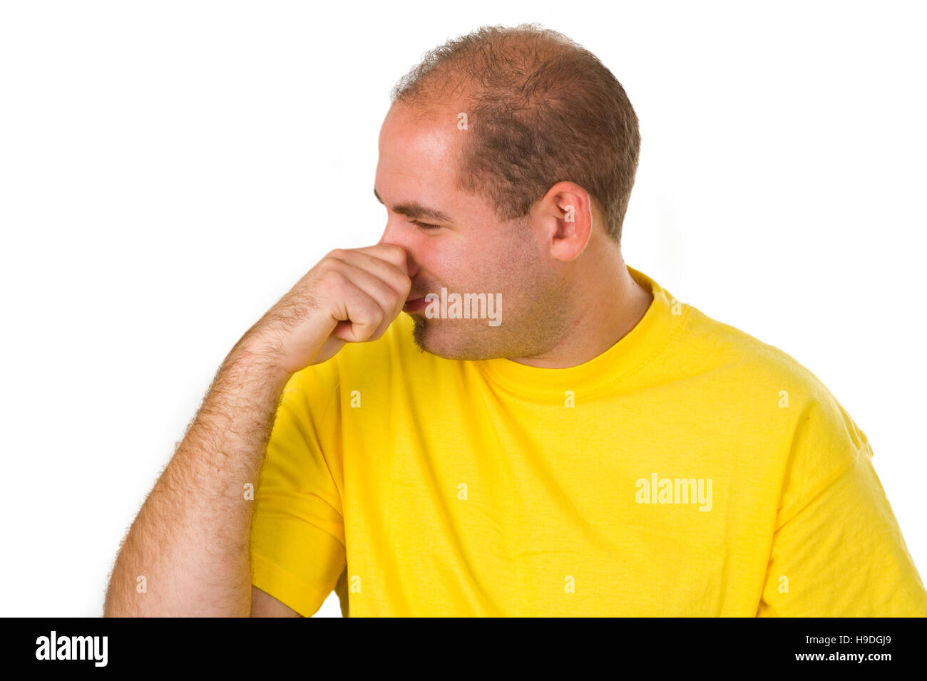 Junger Mann in der Nähe seiner Nase - isoliert auf weißem Hintergrund Stockfoto