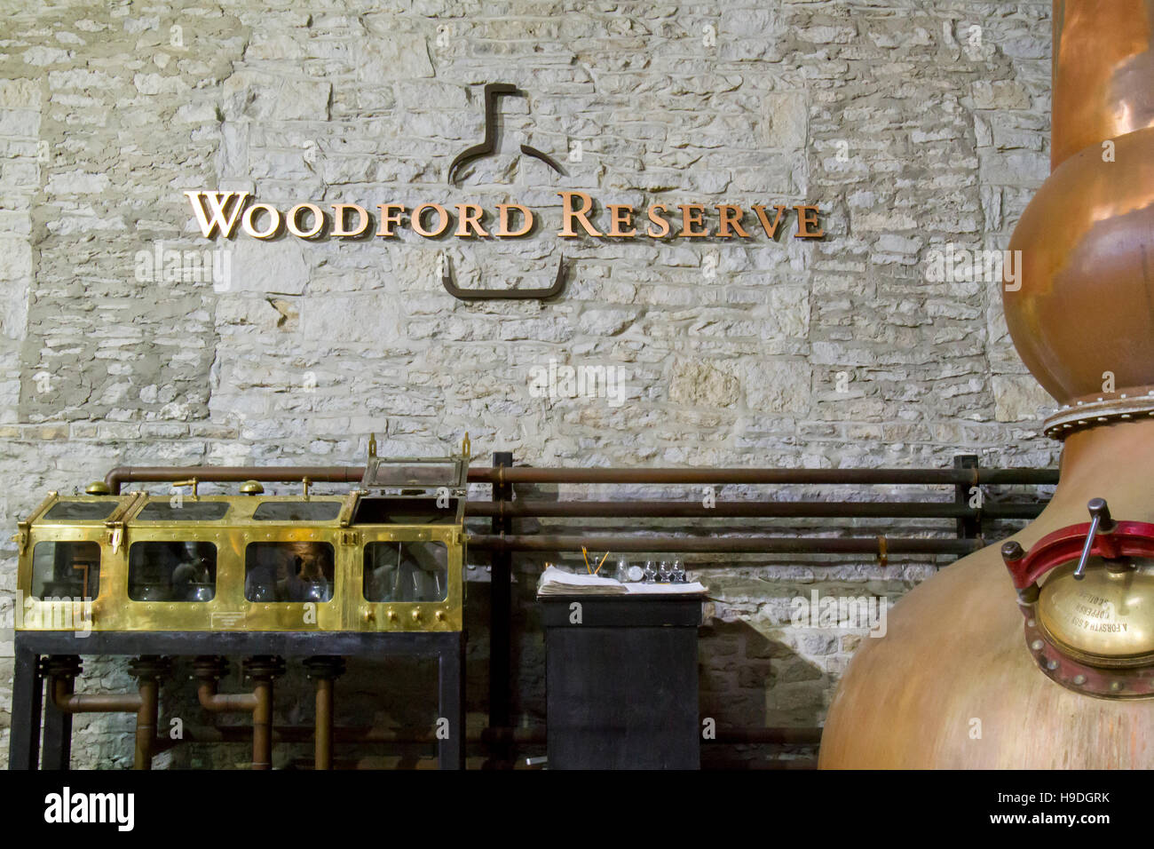 Versailles, KY, USA - 19. Oktober 2016: Ikonische Kupfer noch in Woodford Reserve Bourbon Brennerei mit Beschilderung und Logo. Stockfoto