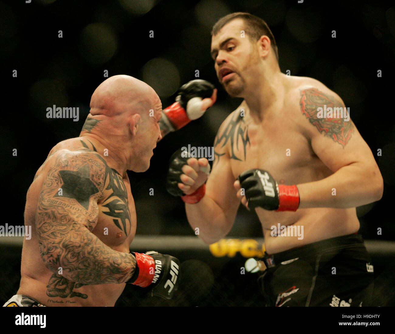 Ufc 65 Tim Sylvia, Recht, kämpft Jeff Monson während der Ultimate Fighting ...