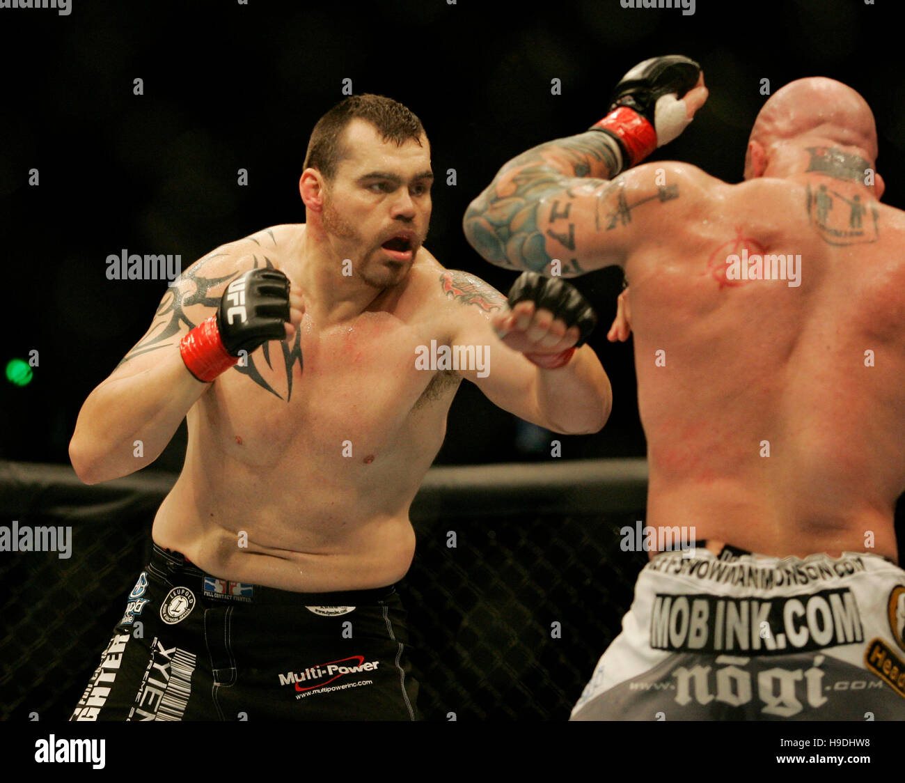 Tim Sylvia, kämpft links, Jeff Monson während der Ultimate Fighting Meisterschaft UFC 65 in der Arco Arena in Sacramento, Kalifornien, am 18. November 2006. Bildnachweis: Francis Specker Stockfoto