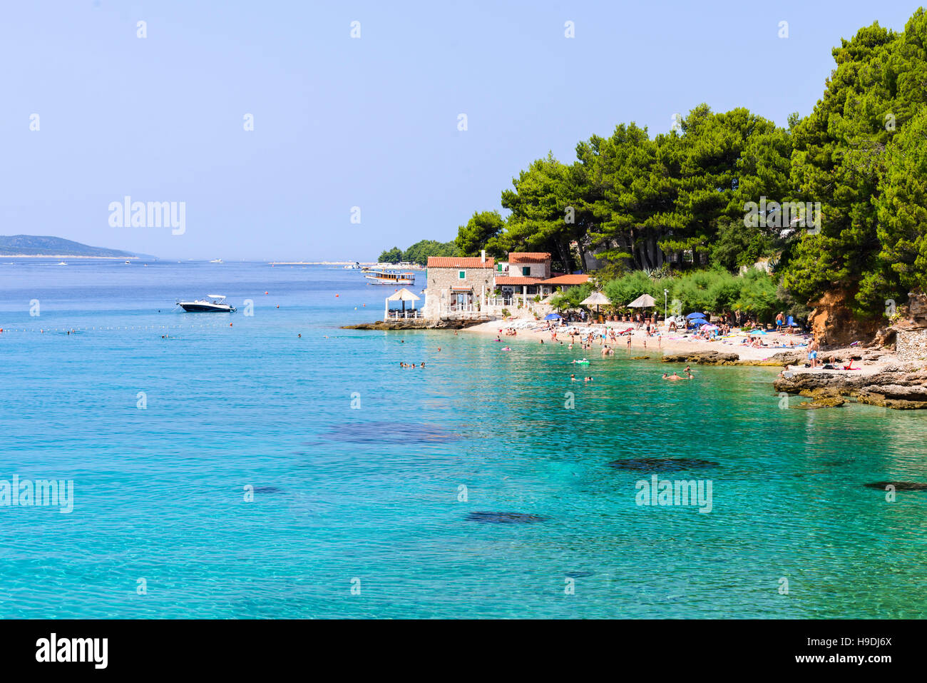 Berühmte Strände in der Stadt Bol, Insel Brac, Kroatien voll von Touristen in der Sommersaison Stockfoto