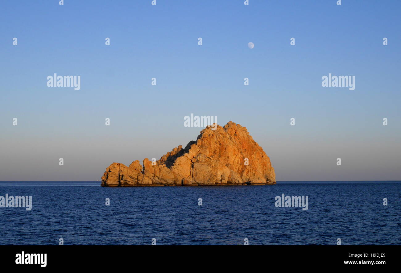 Insel im arabischen Meer vor der Musandam Halbinsel, Oman Stockfoto