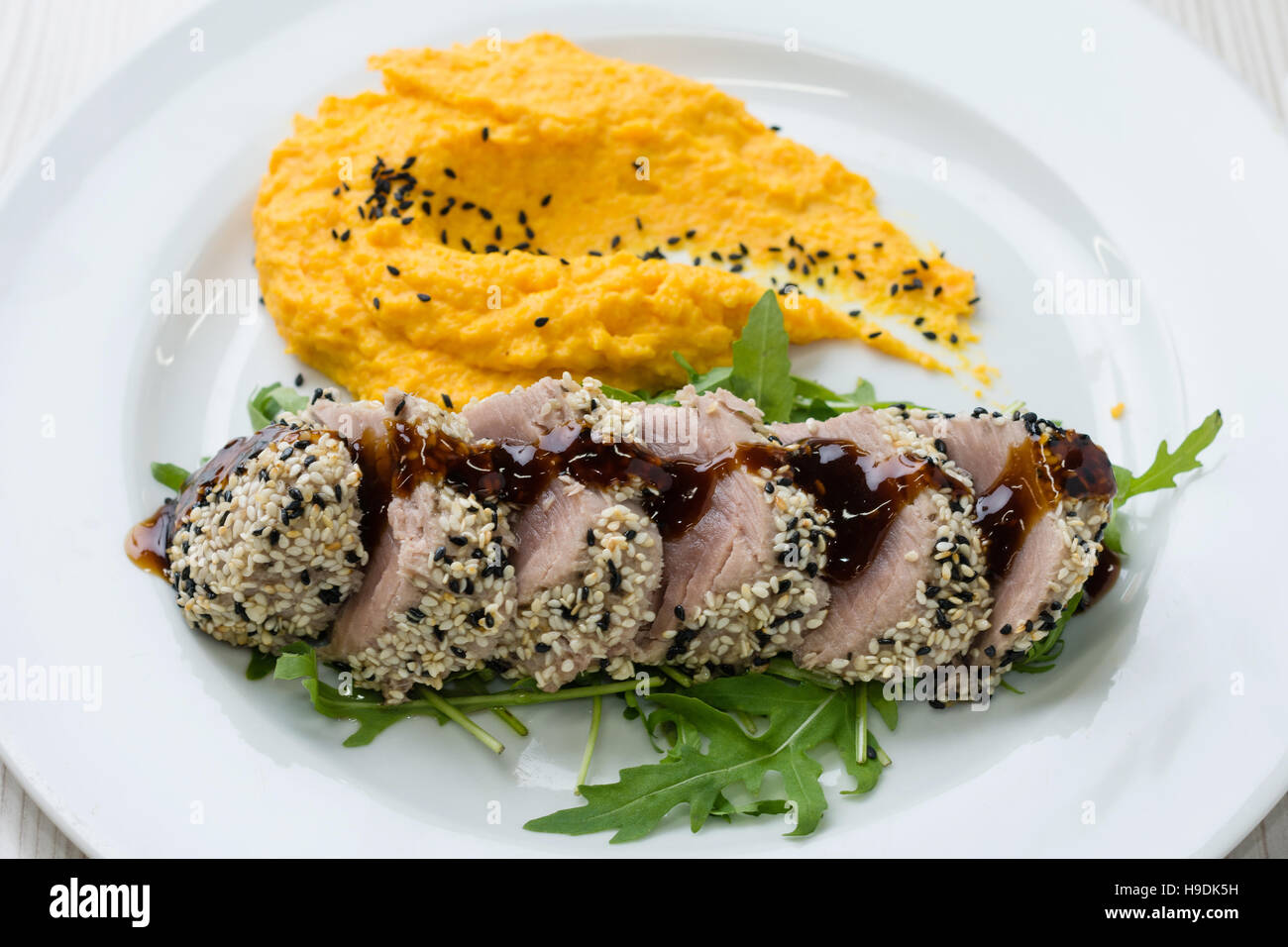Thunfisch-Steak mit Sesam und Süßkartoffelpüree Stockfotografie - Alamy