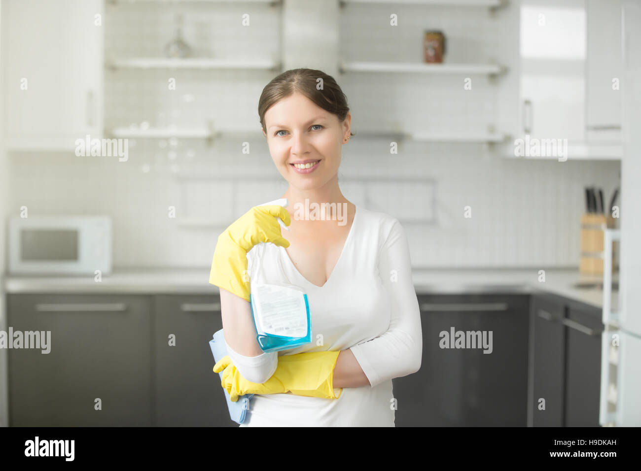 Porträt der lächelnde junge Frau in der Küche Stockfoto