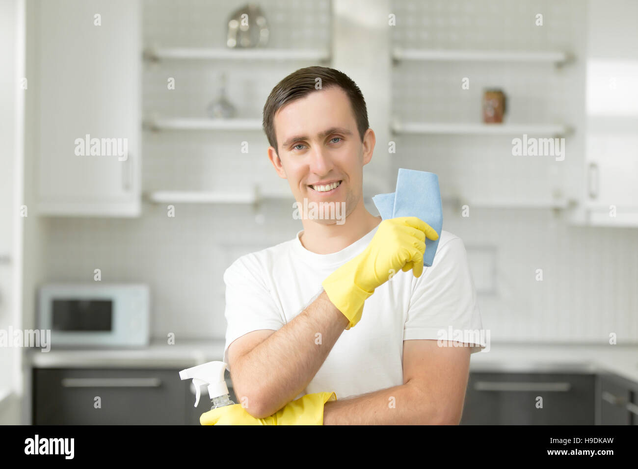 Porträt von lächelnden jungen Mann in der Küche Stockfoto