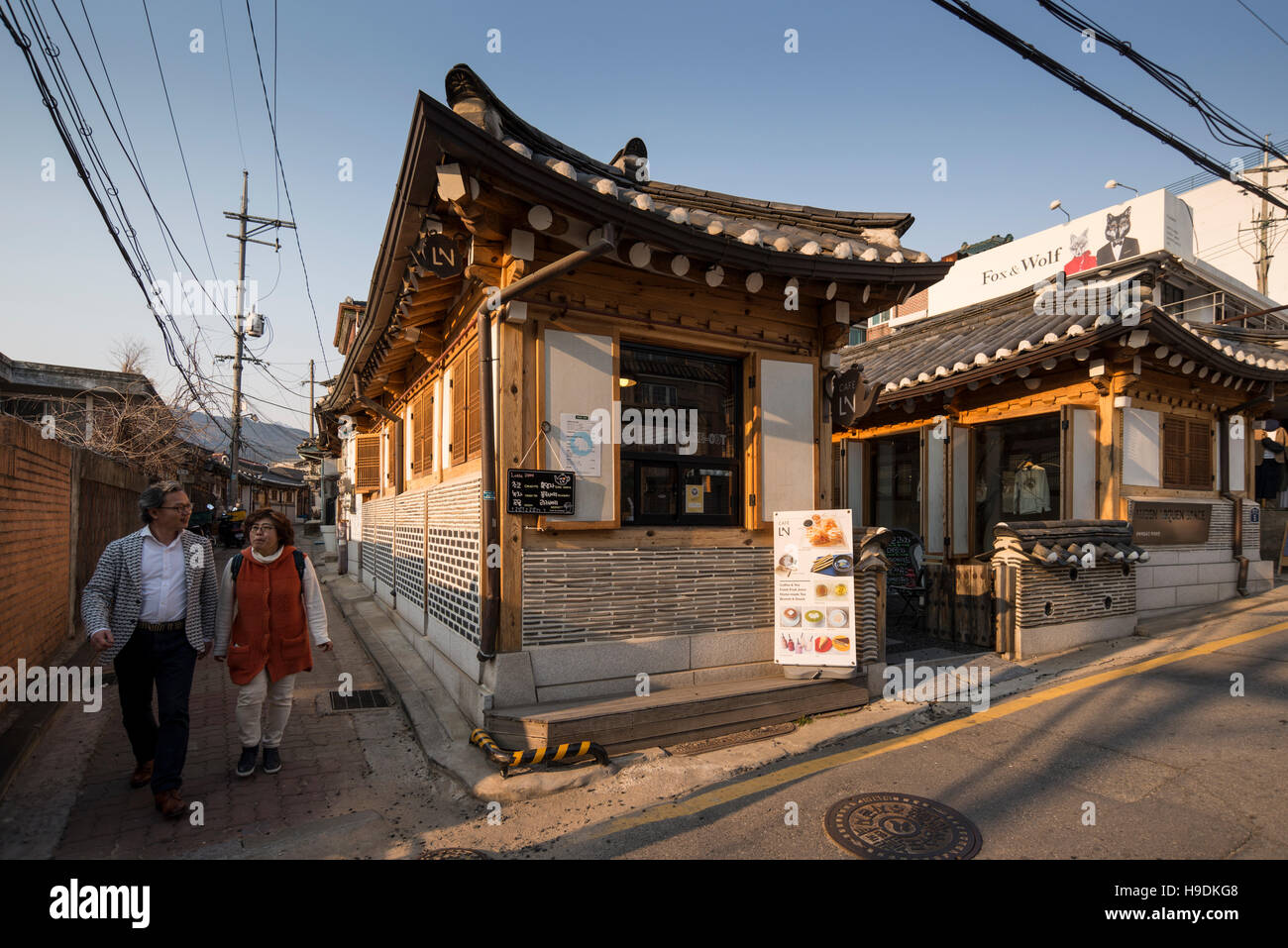 Touristen in Bukchon Dorf wo alte traditionelle koreanische Häuser gefunden, Seoul, Korea Stockfoto