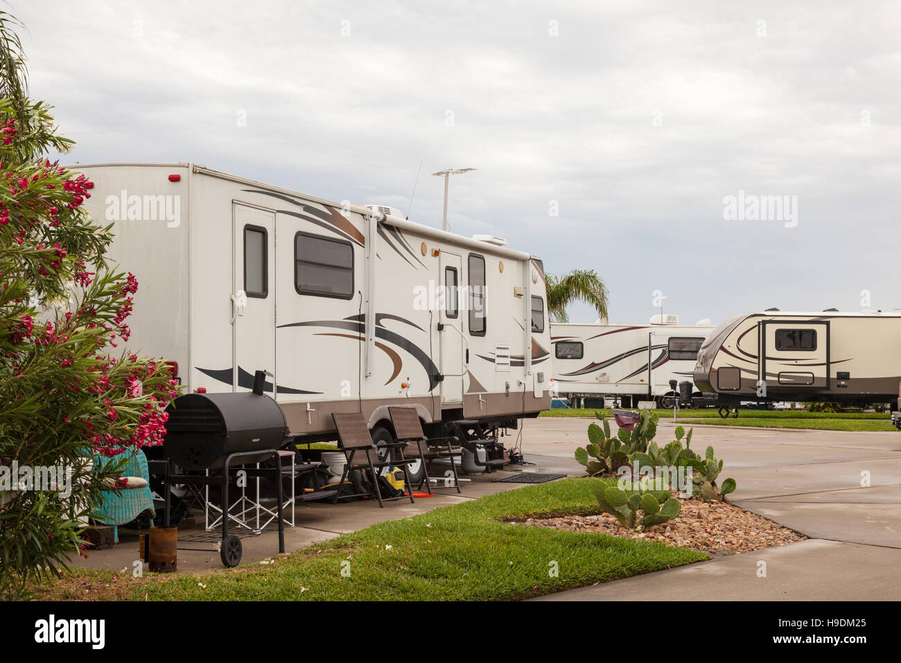 Freizeitfahrzeuge in einem Campingplatz rv Park im Süden der Vereinigten Staaten Stockfoto
