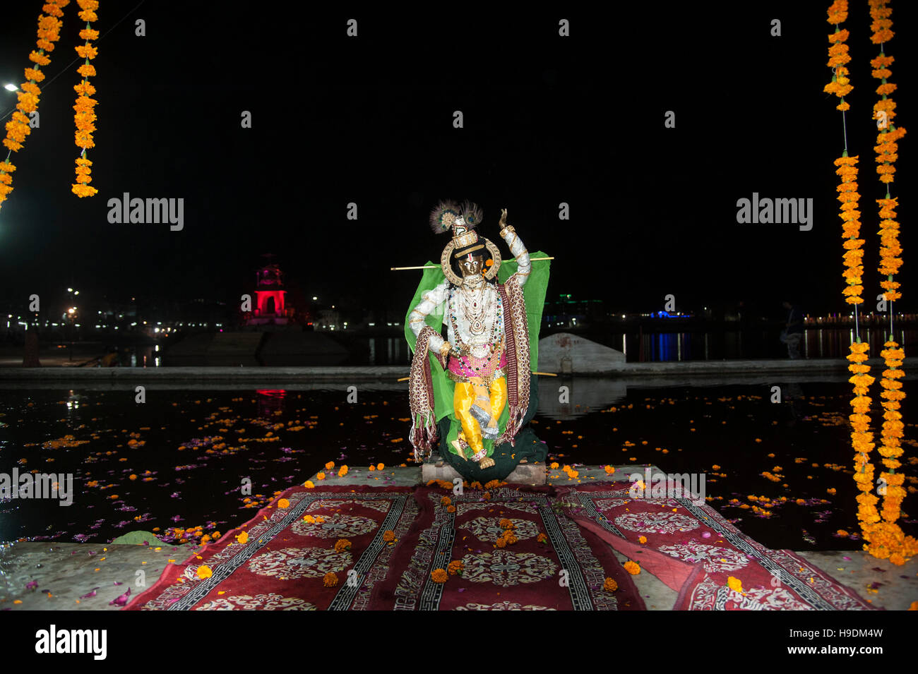 Aarti rituelle Lord Krishna Idol am Heiligen Pushkar Lake Pushkar, Rajasthan, Indien, Asien Stockfoto