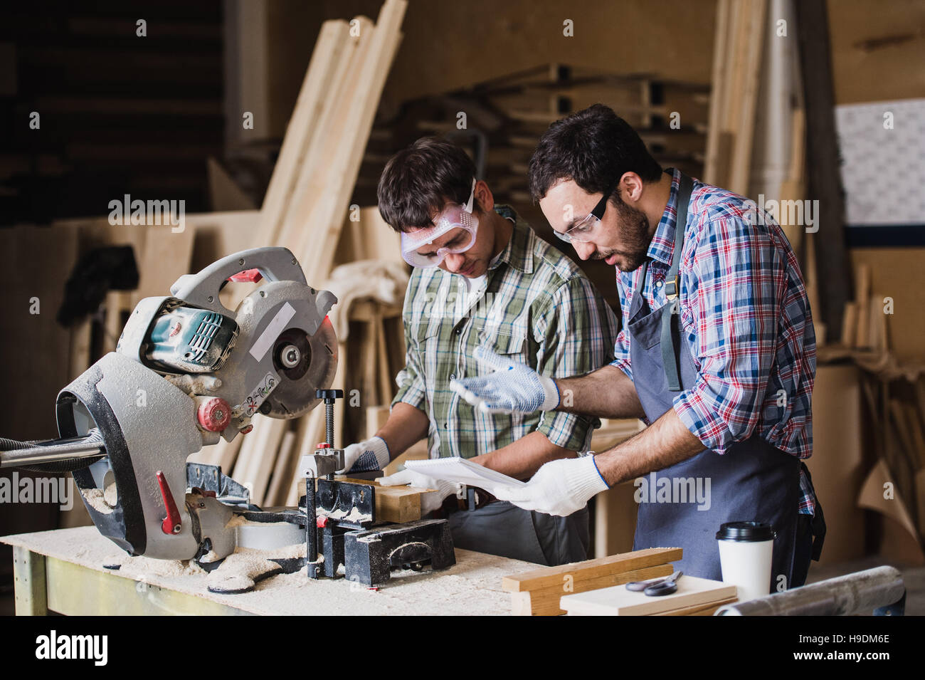 Inspektor und Tischler diskutieren den Prozess der Herstellung von Holzprodukten für Möbel Stockfoto