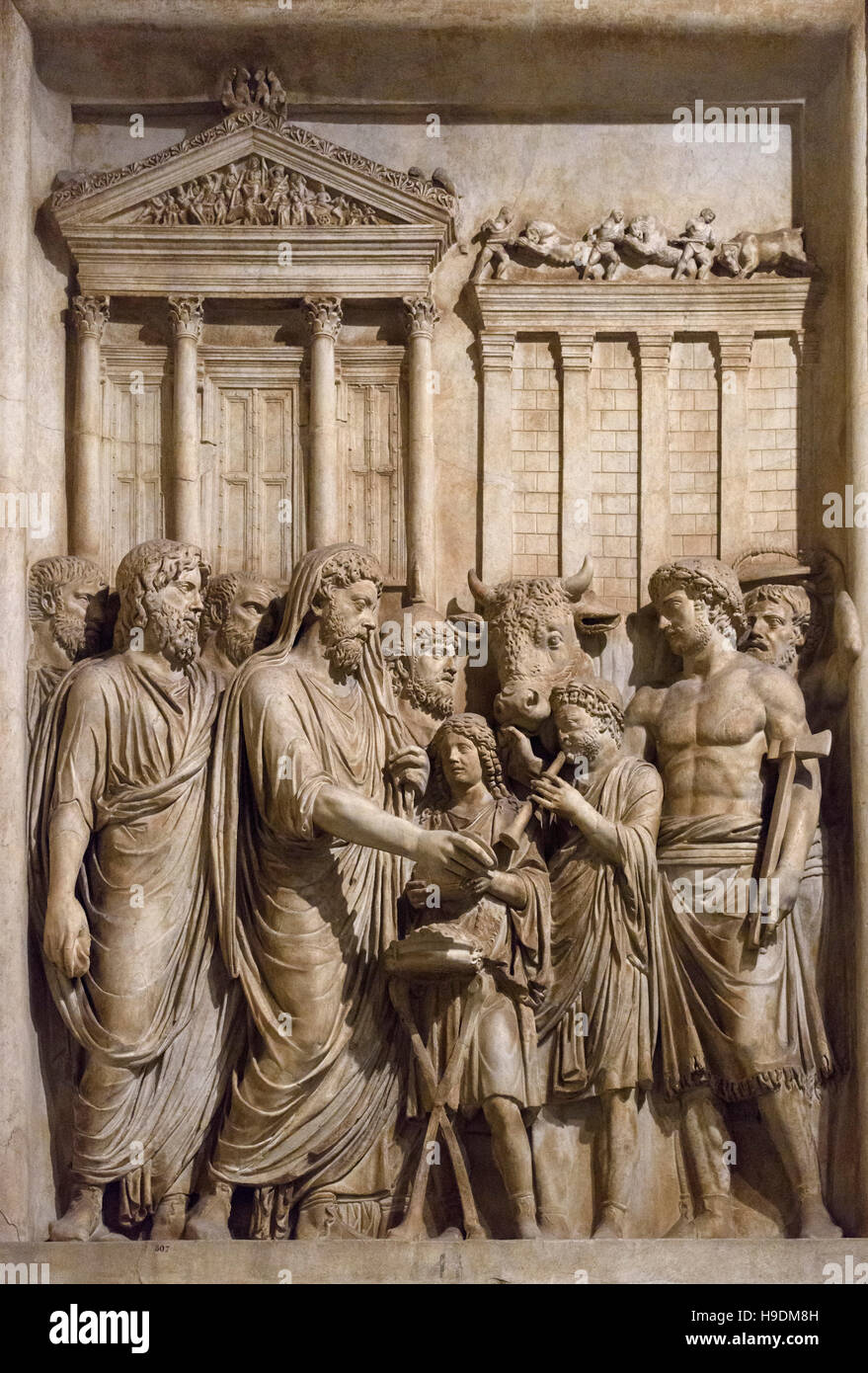 Rom. Italien. Relief-Panel (176-180 n. Chr.) von ehrenamtlichen Denkmal, Marcus Aurelius, der Kaiser eine Toga tragen macht ein Opfer zum kapitolinischen Jupiter. Stockfoto